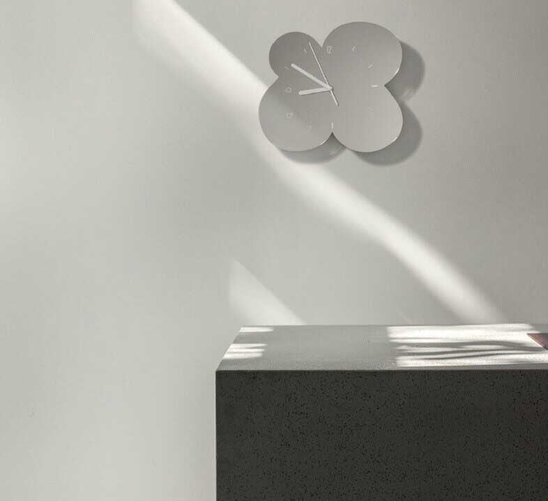 MirraTime | Acryl Spiegel Bloem Wandklok - Moderne Decoratieve Klok