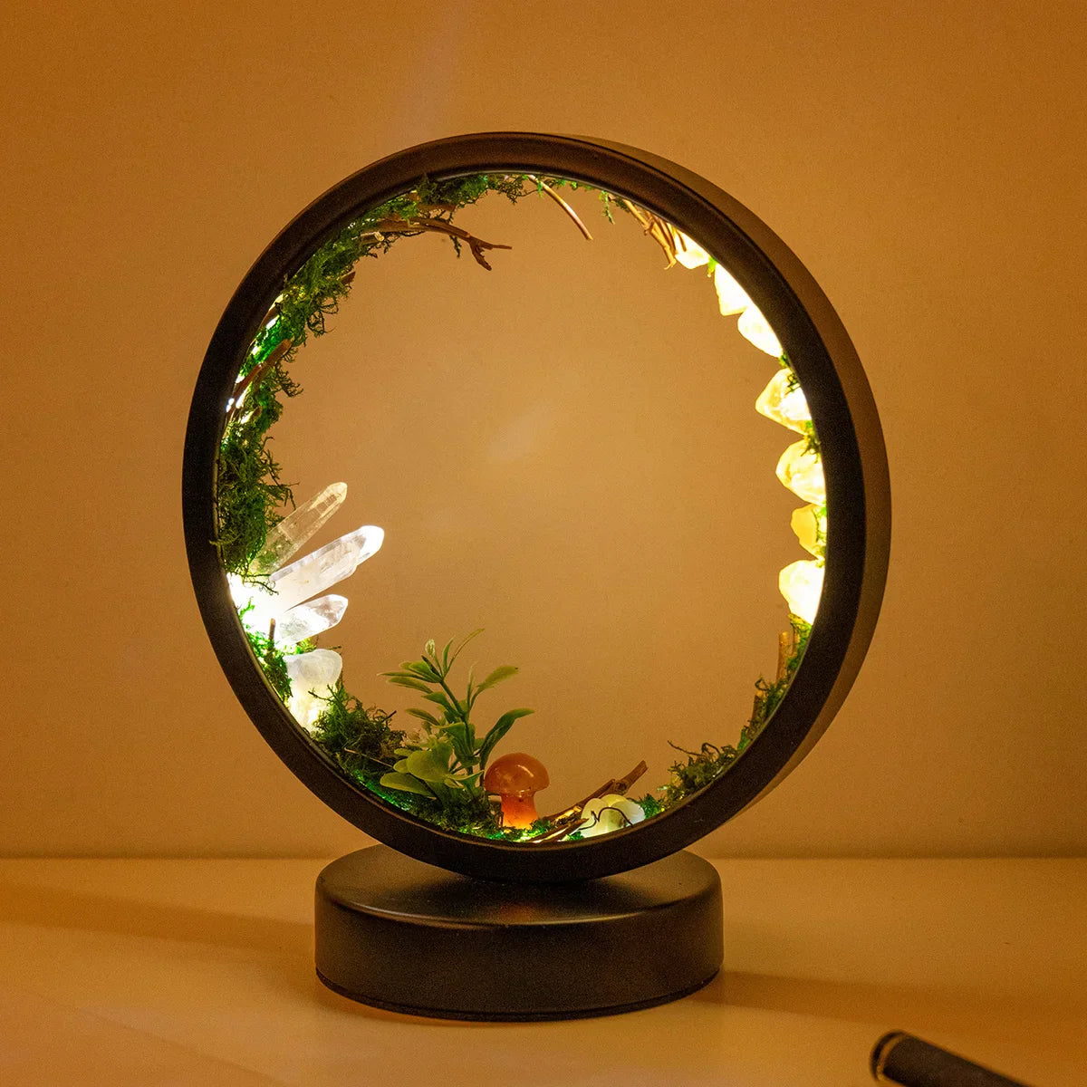EnchantedRing | Nachtlampje met elegant cirkelvormig frame met groen en echte kristallen, perfect voor thuisdecoratie