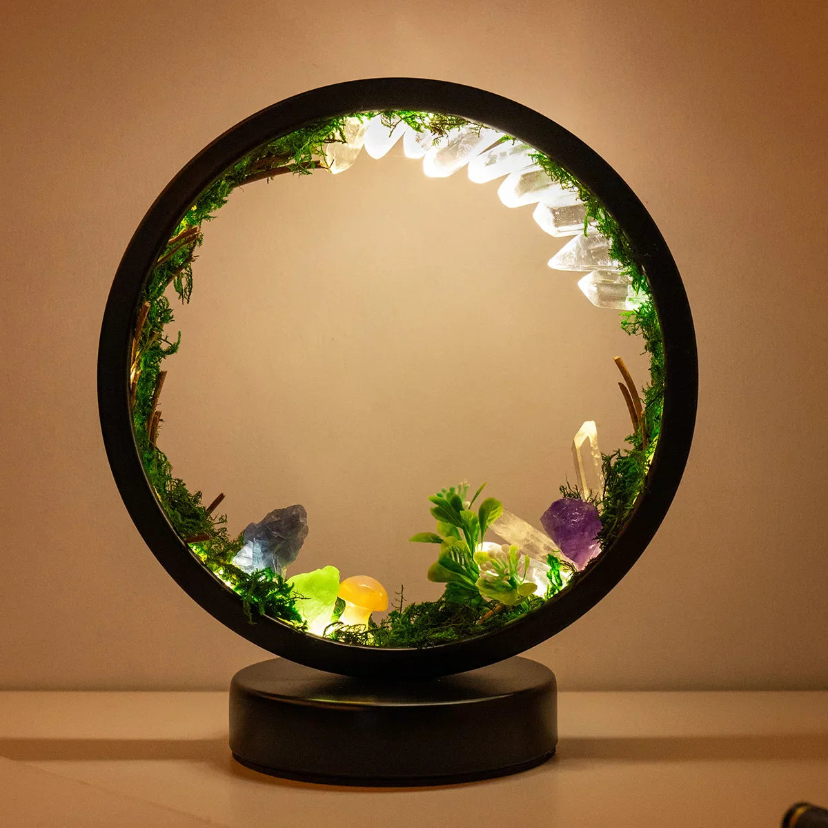 EnchantedRing | Nachtlampje met elegant cirkelvormig frame met groen en echte kristallen, perfect voor thuisdecoratie