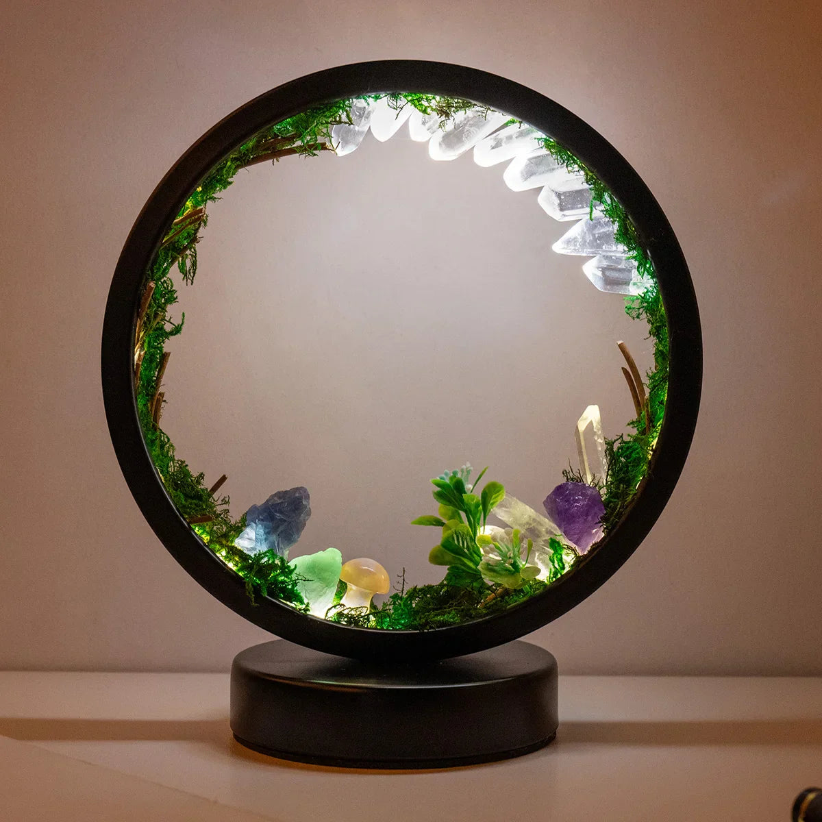 EnchantedRing | Nachtlampje met elegant cirkelvormig frame met groen en echte kristallen, perfect voor thuisdecoratie