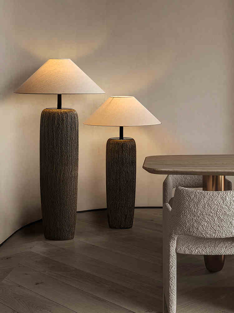 Verweerd houten vloerlamp