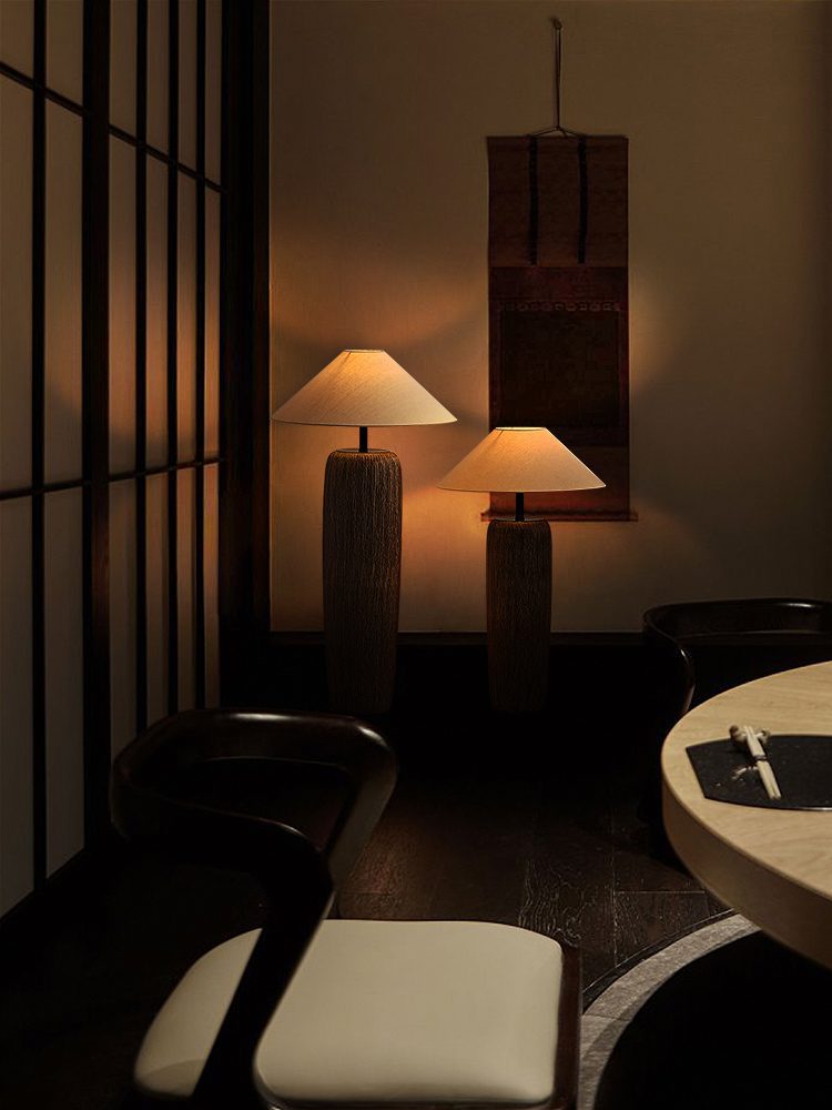 Verweerd houten vloerlamp