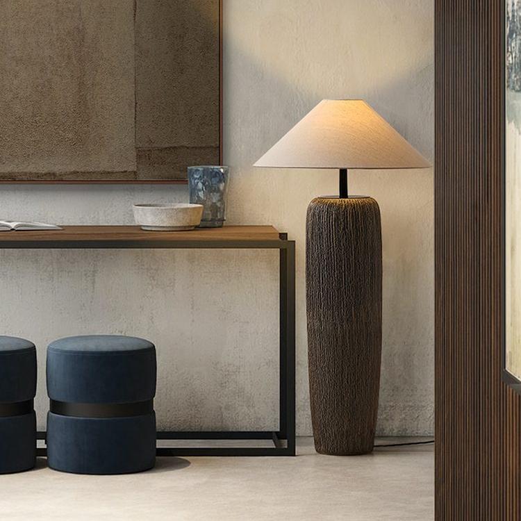 Verweerd houten vloerlamp