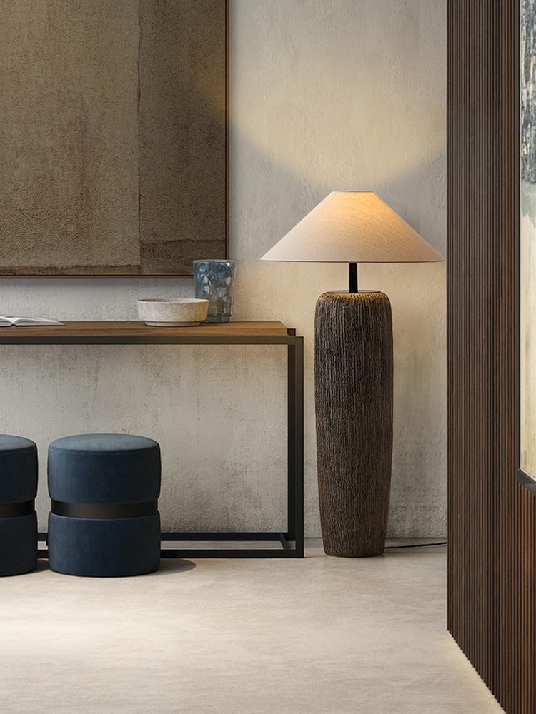 Verweerd houten vloerlamp