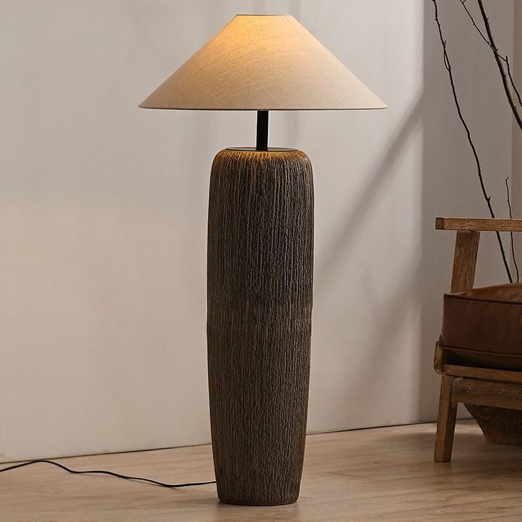 Verweerd houten vloerlamp