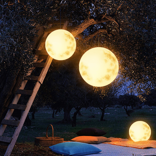 Tuinhanglamp in de vorm van een maan