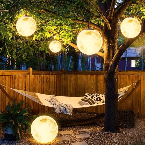 Tuinhanglamp in de vorm van een maan