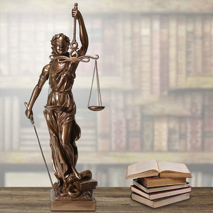 Veridica | Godin van Justitie-beeld – Elegante decoratieve sculptuur van Lady Justice