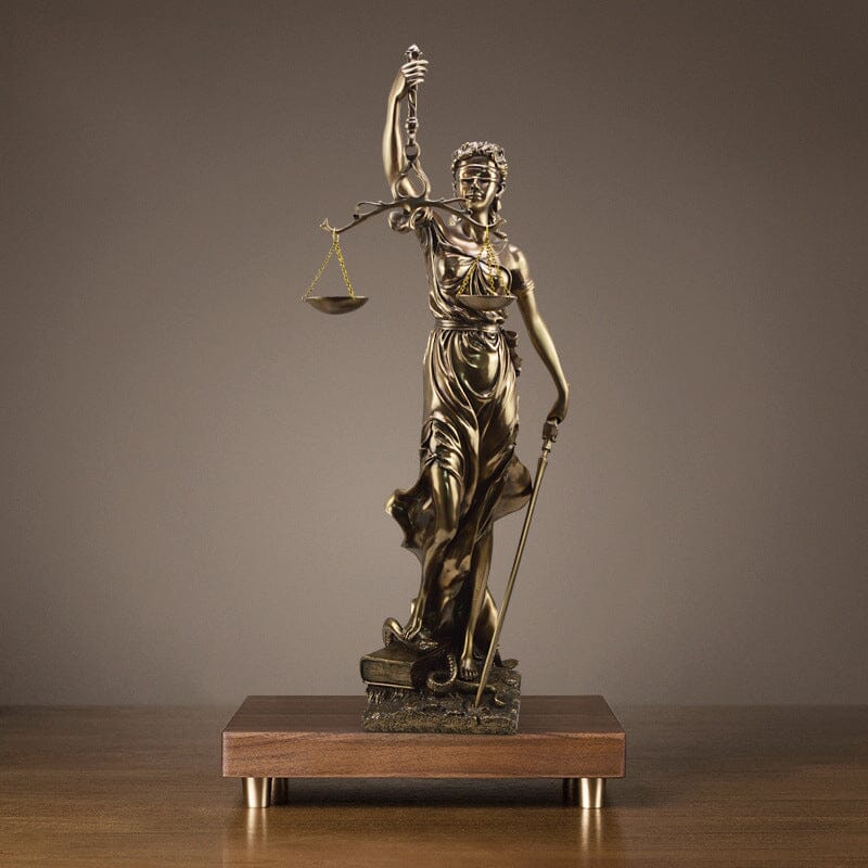 Veridica | Godin van Justitie-beeld – Elegante decoratieve sculptuur van Lady Justice