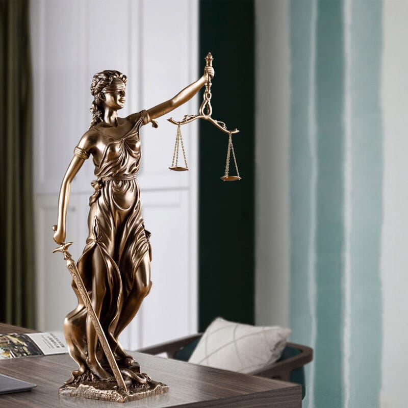 Veridica | Godin van Justitie-beeld – Elegante decoratieve sculptuur van Lady Justice