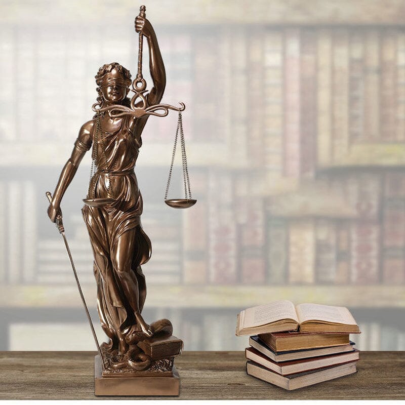 Veridica | Godin van Justitie-beeld – Elegante decoratieve sculptuur van Lady Justice