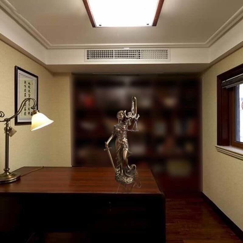 Veridica | Godin van Justitie-beeld – Elegante decoratieve sculptuur van Lady Justice