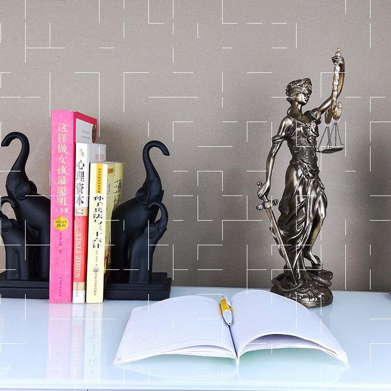 Veridica | Godin van Justitie-beeld – Elegante decoratieve sculptuur van Lady Justice