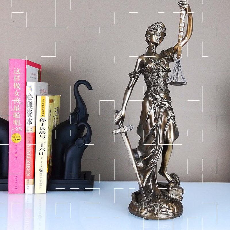 Veridica | Godin van Justitie-beeld – Elegante decoratieve sculptuur van Lady Justice
