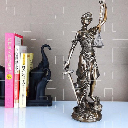 Veridica | Godin van Justitie-beeld – Elegante decoratieve sculptuur van Lady Justice