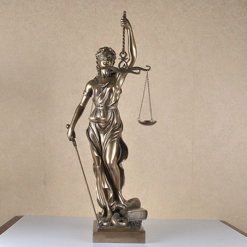 Veridica | Godin van Justitie-beeld – Elegante decoratieve sculptuur van Lady Justice