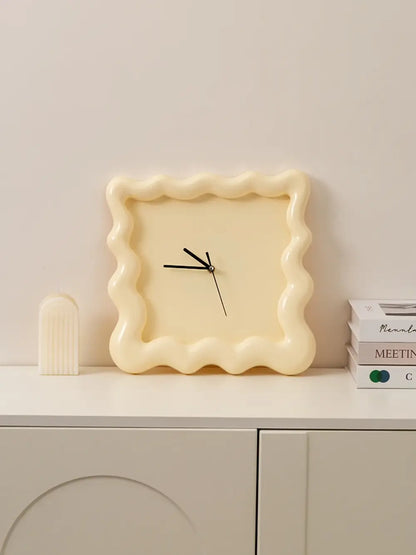 SweetHour | Biscuitvormige wandklok – Crème, uniek ontwerp, moderne decoratieve klok