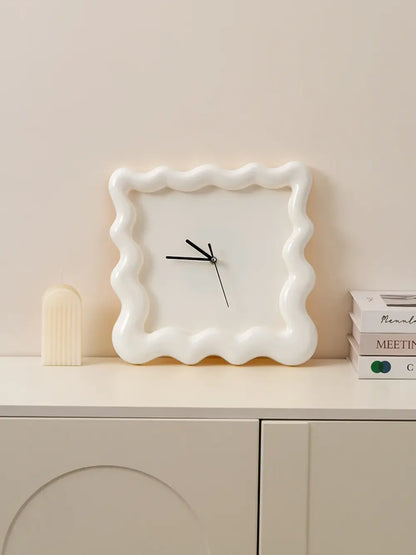 SweetHour | Biscuitvormige wandklok – Crème, uniek ontwerp, moderne decoratieve klok