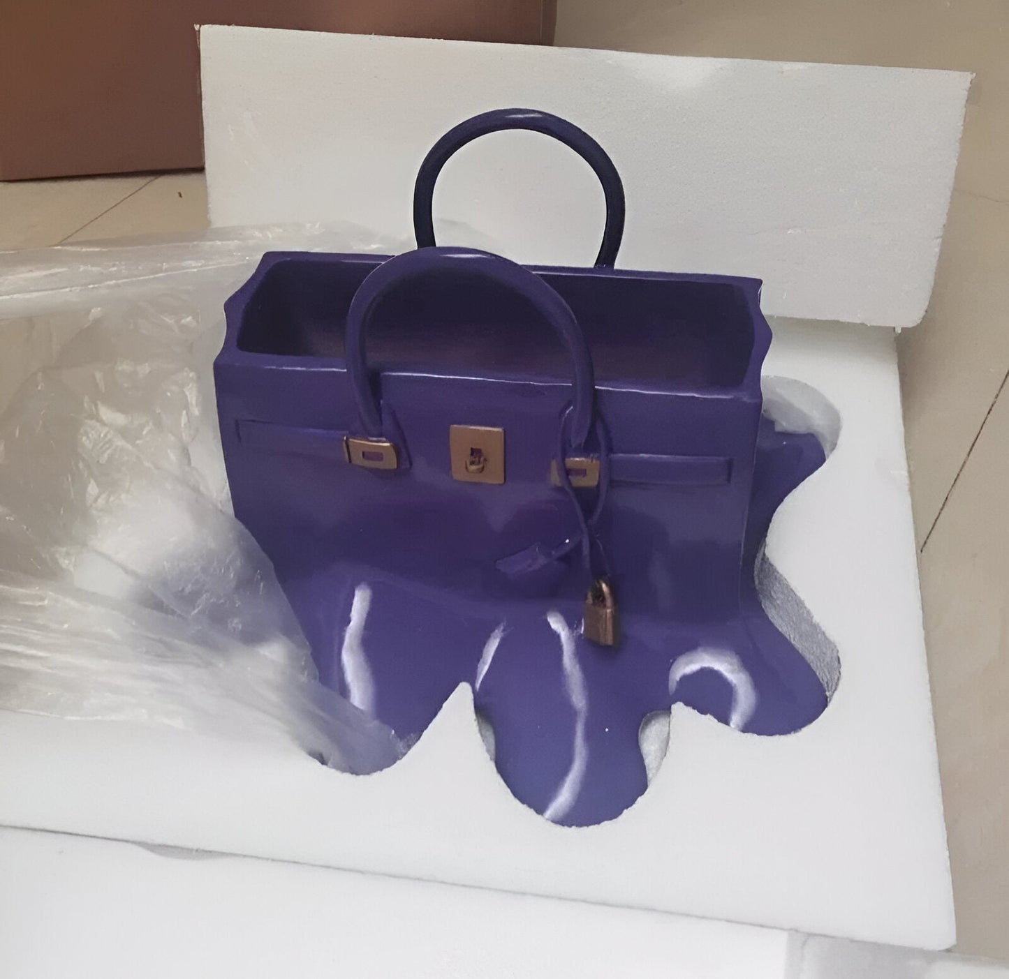 Melantha - Stijlvolle Vaas van Kunsthars in Handtassilhouet