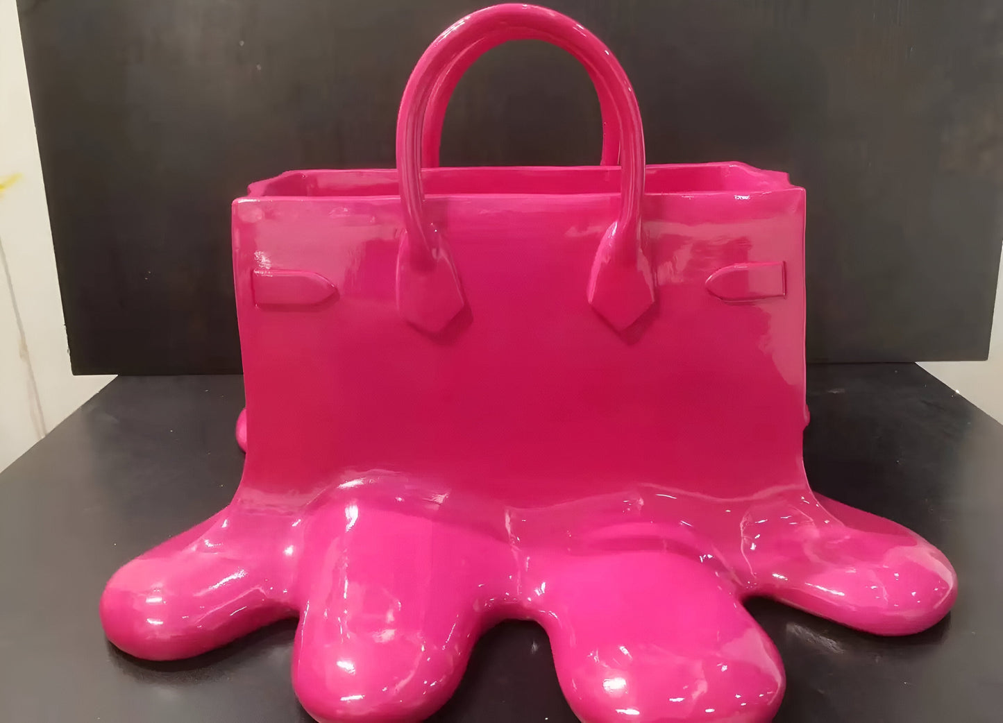 Melantha - Stijlvolle Vaas van Kunsthars in Handtassilhouet