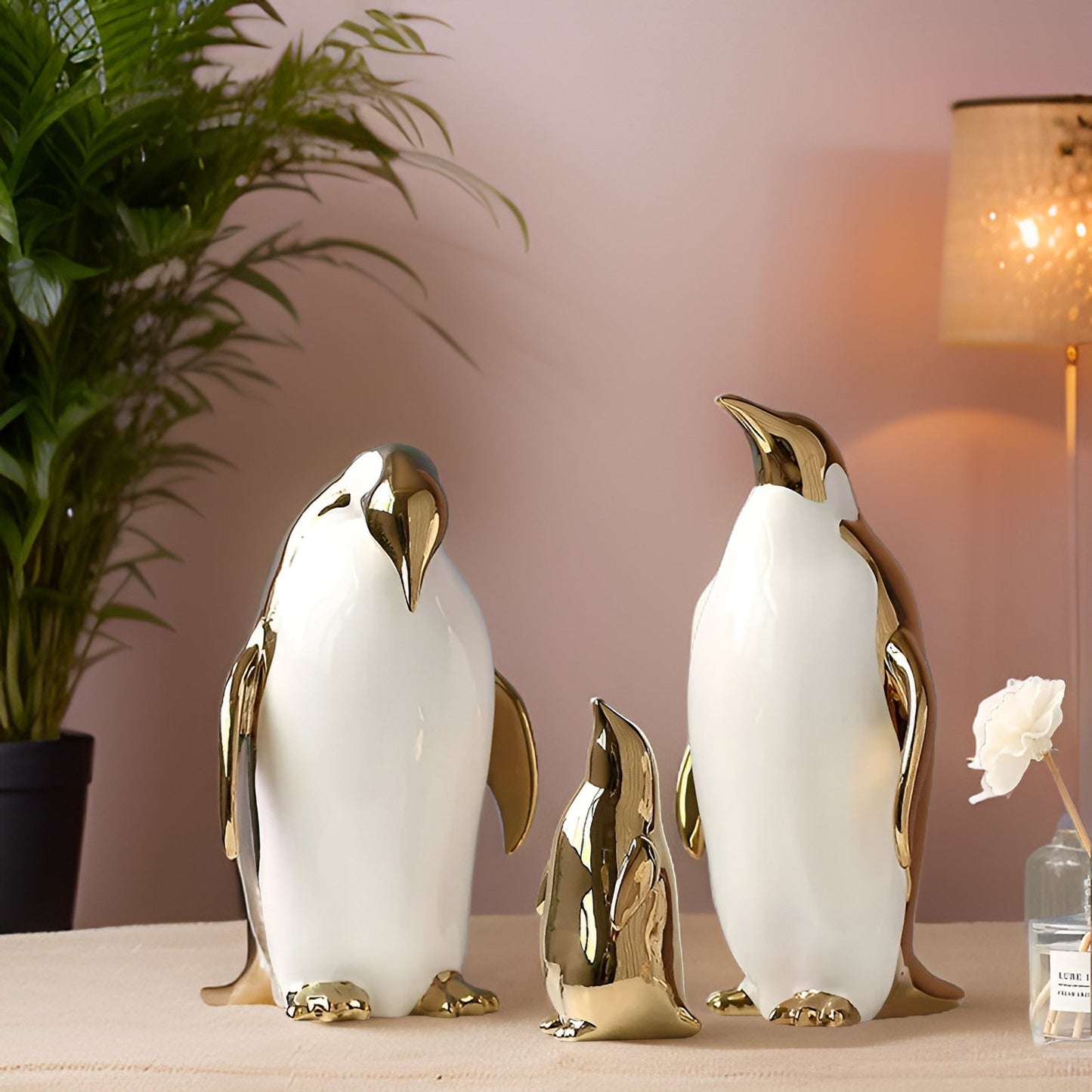 GoldenWaddle | Gouden keramische pinguïn sculptuur – Modern woondecoratiebeeldje, elegant decoratief beeldje