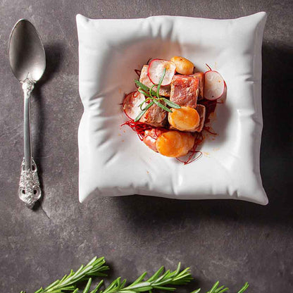 Jumeira | Ceramic Pillow Plate – Elegante Fijnkeramische Borden met Uniek Golvend Ontwerp