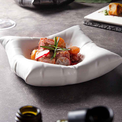 Jumeira | Ceramic Pillow Plate – Elegante Fijnkeramische Borden met Uniek Golvend Ontwerp