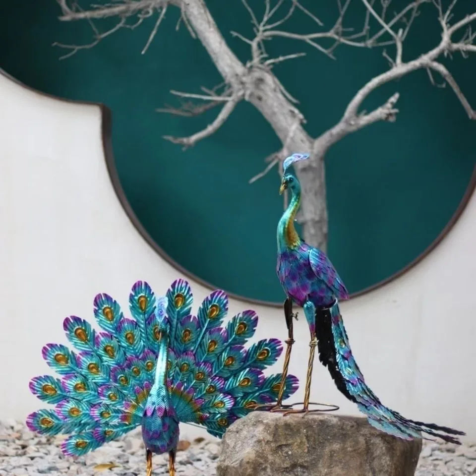 VibrantFeather | Ambachtelijke Pauw Sculptuur voor Buitendecoratie
