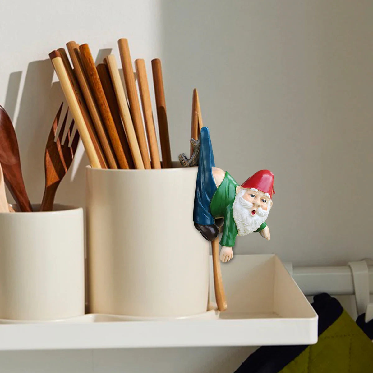 Petronia - Grappige Kabouter Bloempot Hanger van Hars met Broek aan Tak