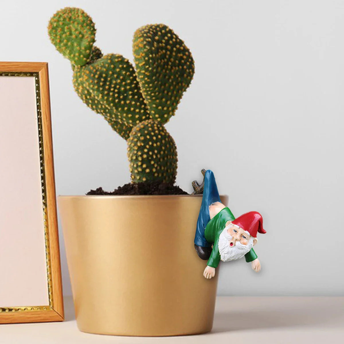 Petronia - Grappige Kabouter Bloempot Hanger van Hars met Broek aan Tak