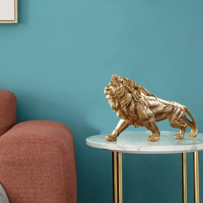 RoyalPride | Gouden leeuw sculptuur - symbool van moed en kracht, decoratieve kunst
