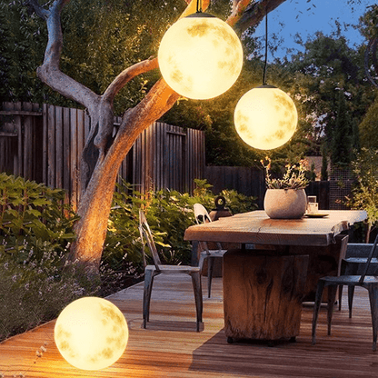 Tuinhanglamp in de vorm van een maan